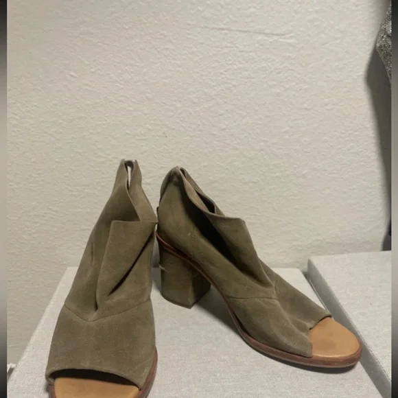 Ugg heels - Picture 2 of 7